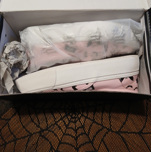 YRU Chill Bat Sneakers baby pink size 8 and 9 - Picture 3 of 4